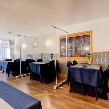 OYO Eastbank Hotel Rothes Buitenkant foto