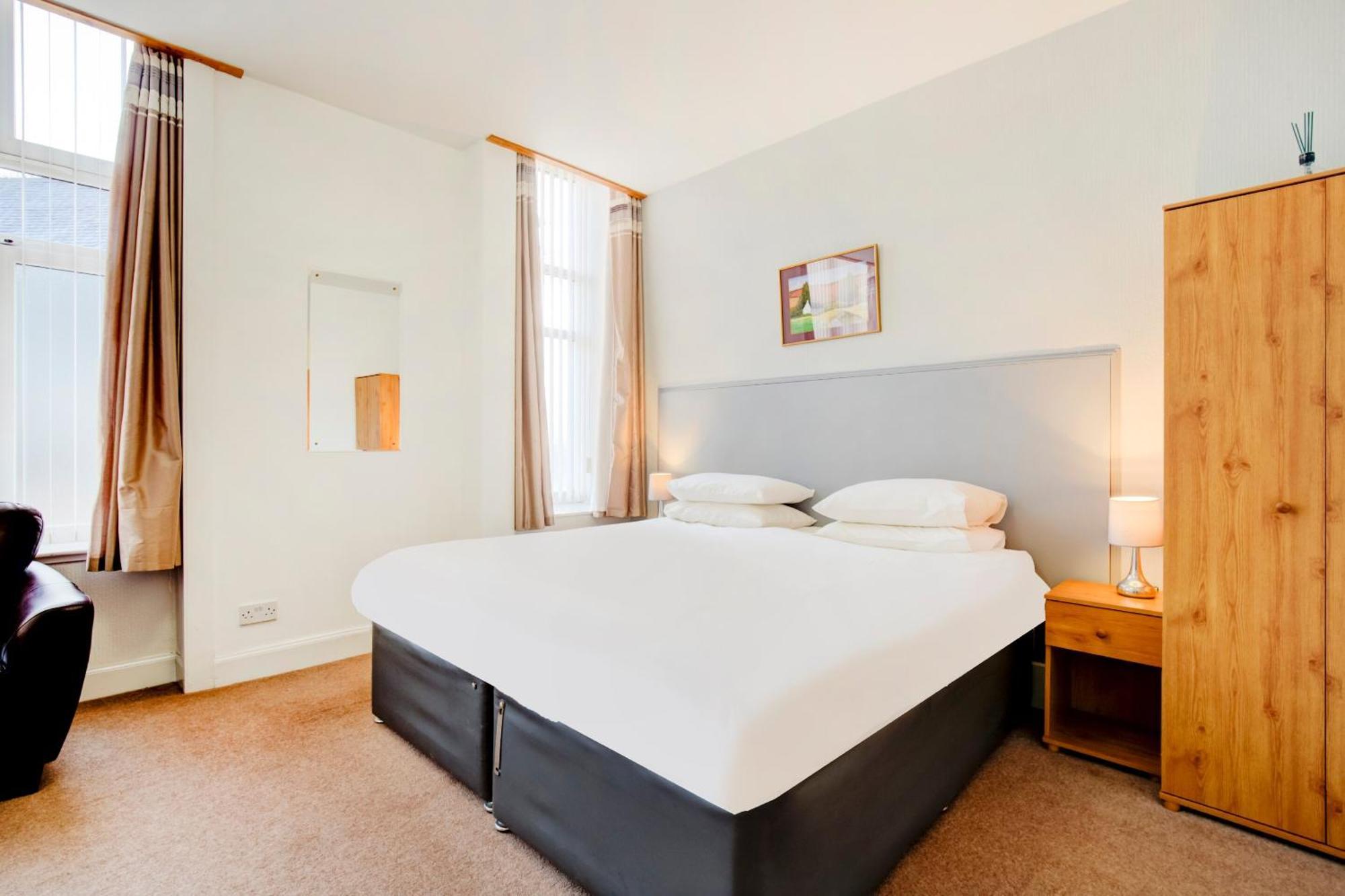OYO Eastbank Hotel Rothes Buitenkant foto