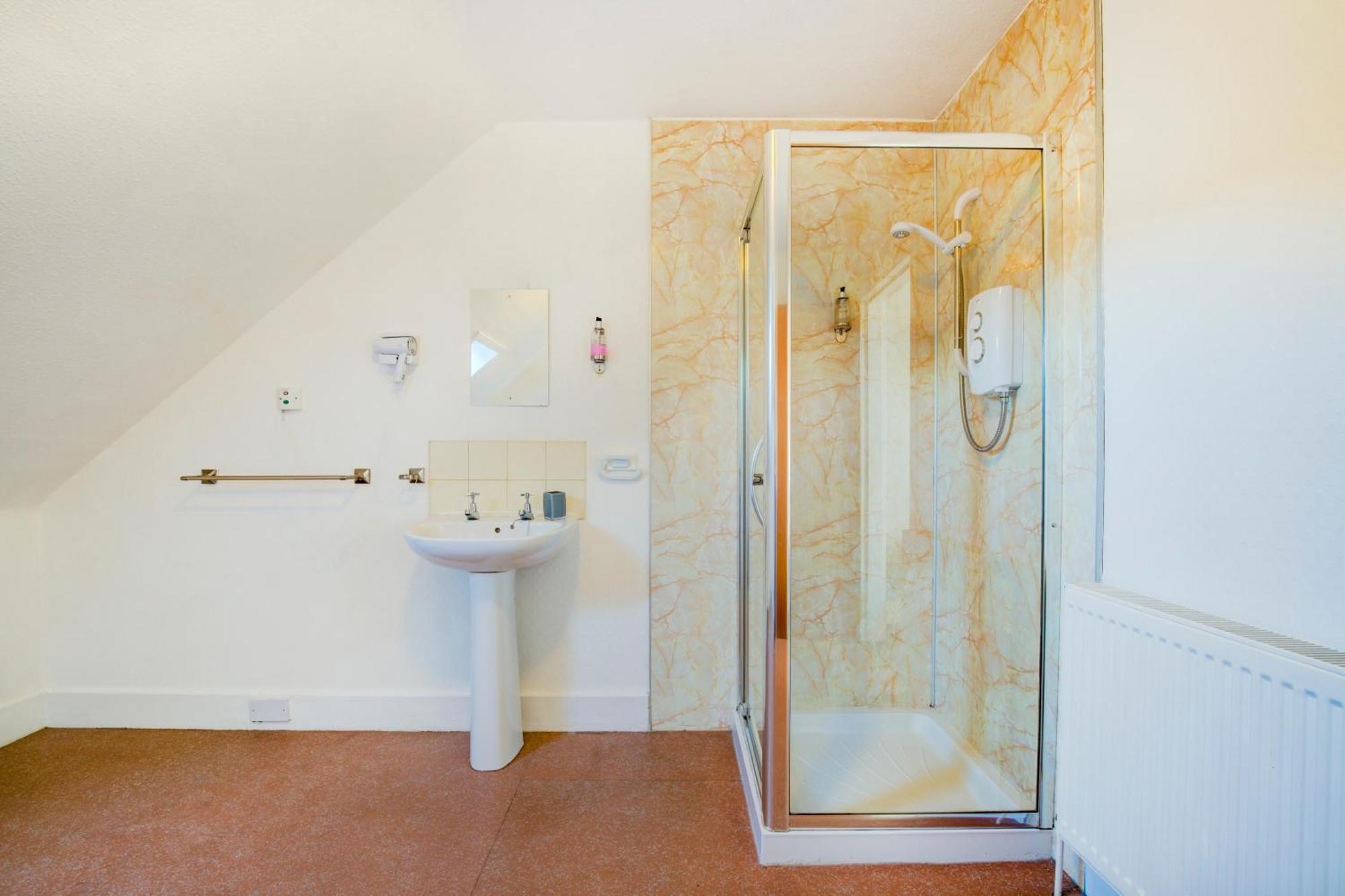 OYO Eastbank Hotel Rothes Buitenkant foto
