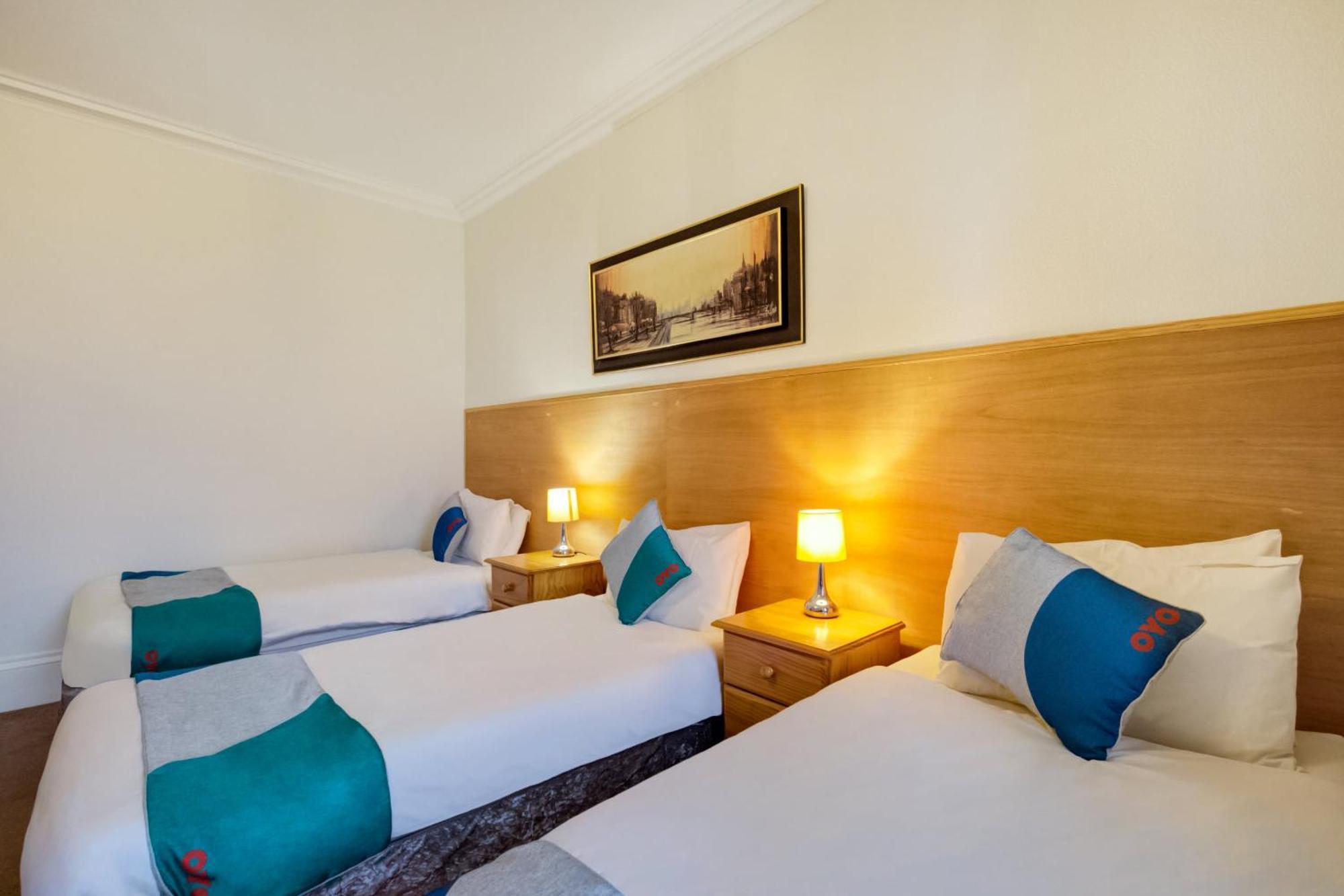 OYO Eastbank Hotel Rothes Buitenkant foto