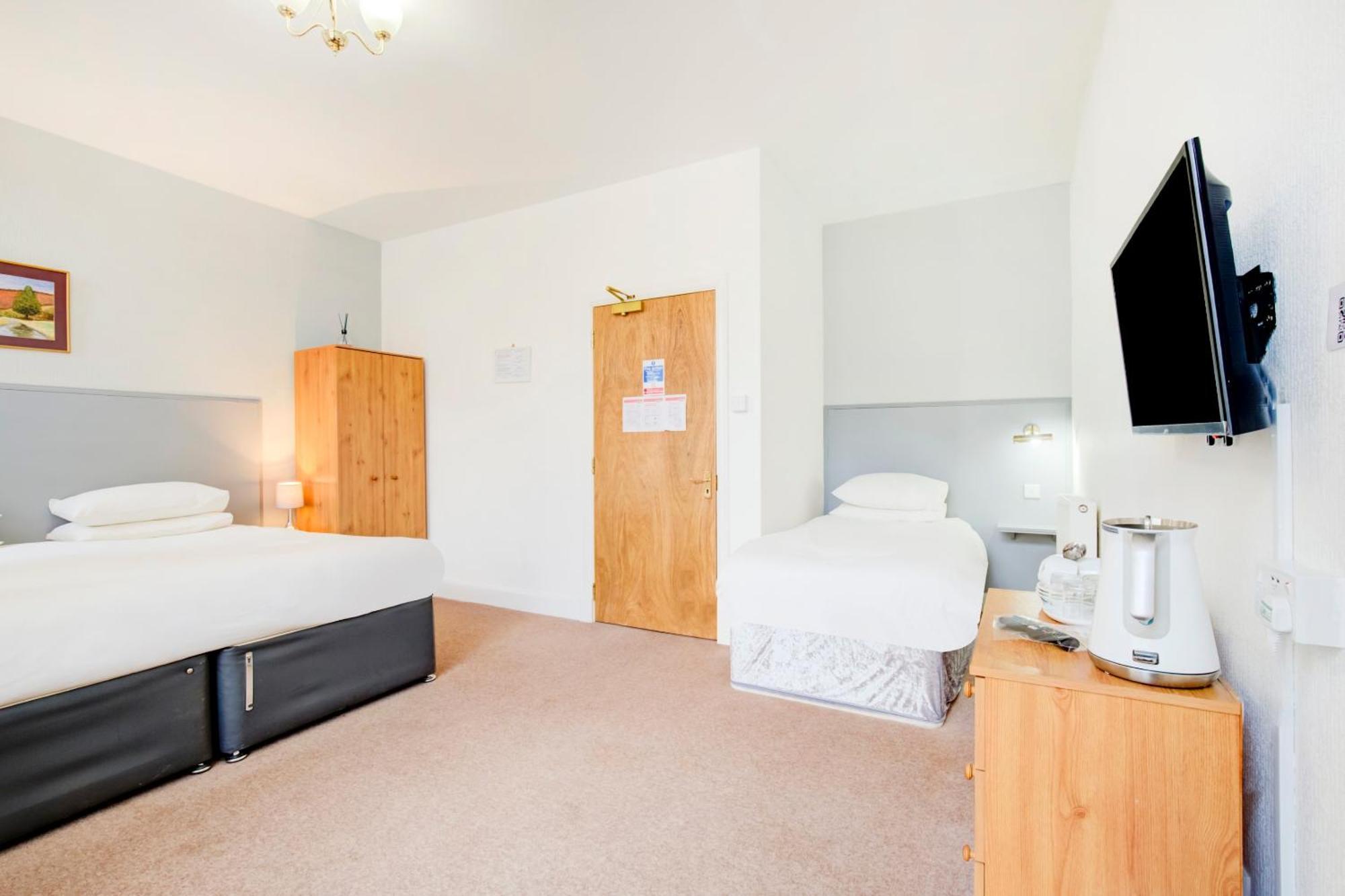 OYO Eastbank Hotel Rothes Buitenkant foto