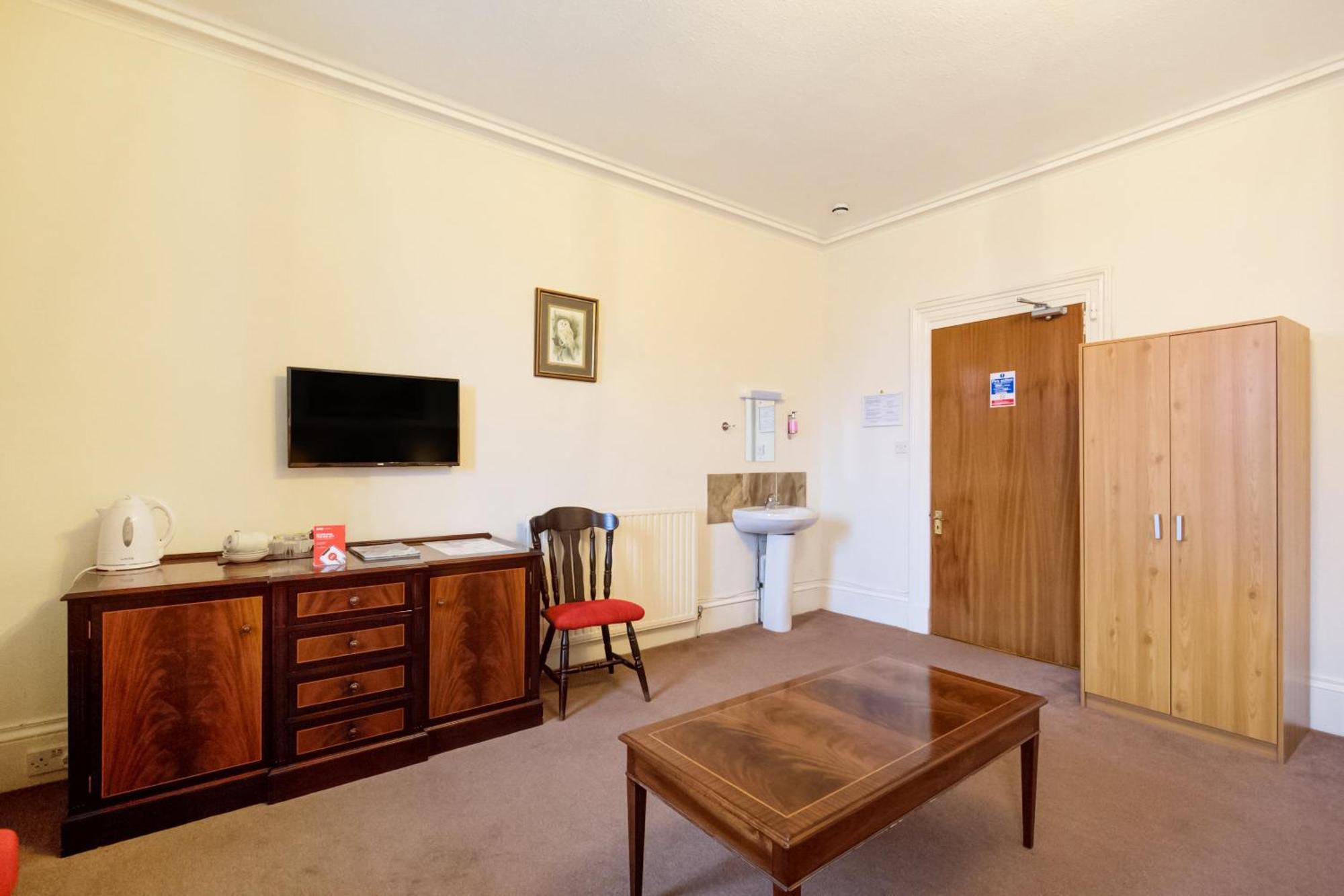 OYO Eastbank Hotel Rothes Buitenkant foto