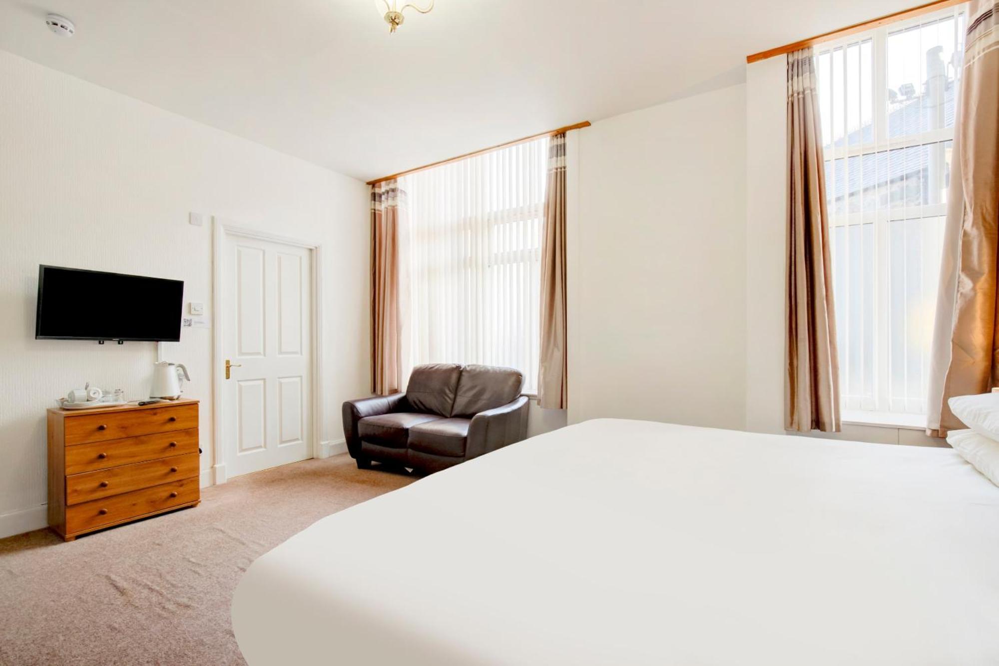 OYO Eastbank Hotel Rothes Buitenkant foto