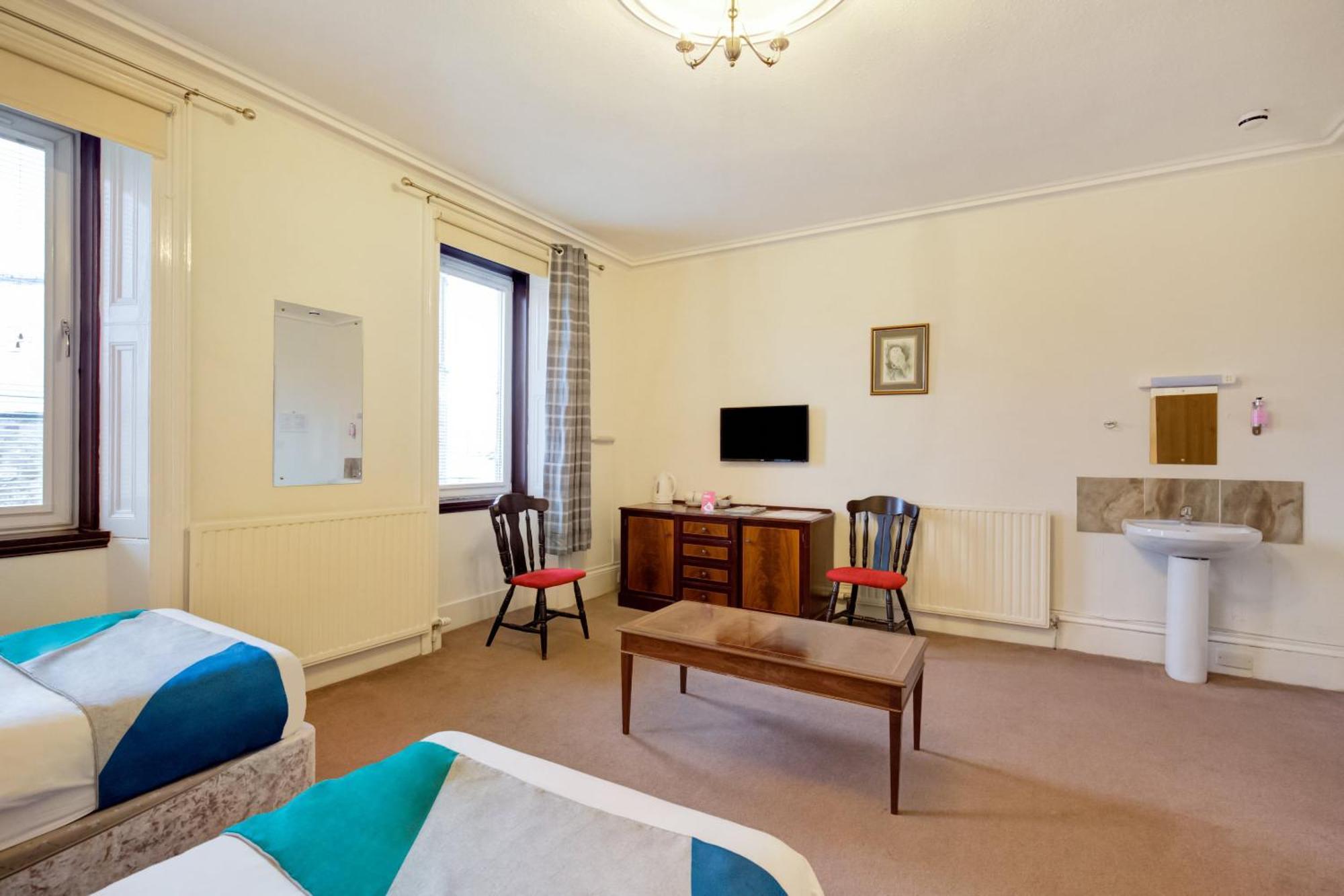 OYO Eastbank Hotel Rothes Buitenkant foto