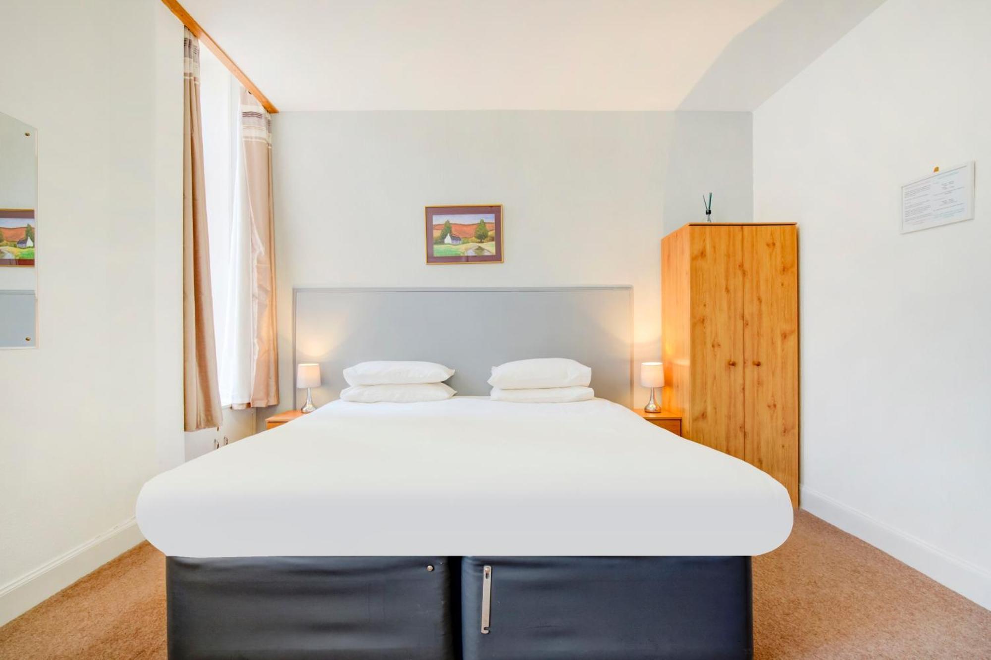 OYO Eastbank Hotel Rothes Buitenkant foto