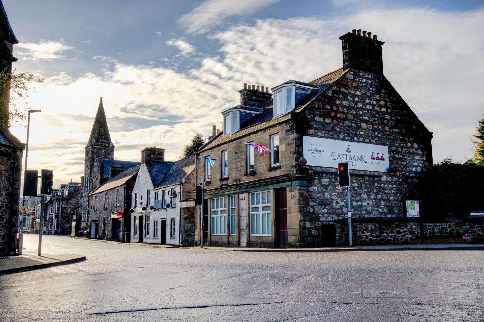 OYO Eastbank Hotel Rothes Buitenkant foto