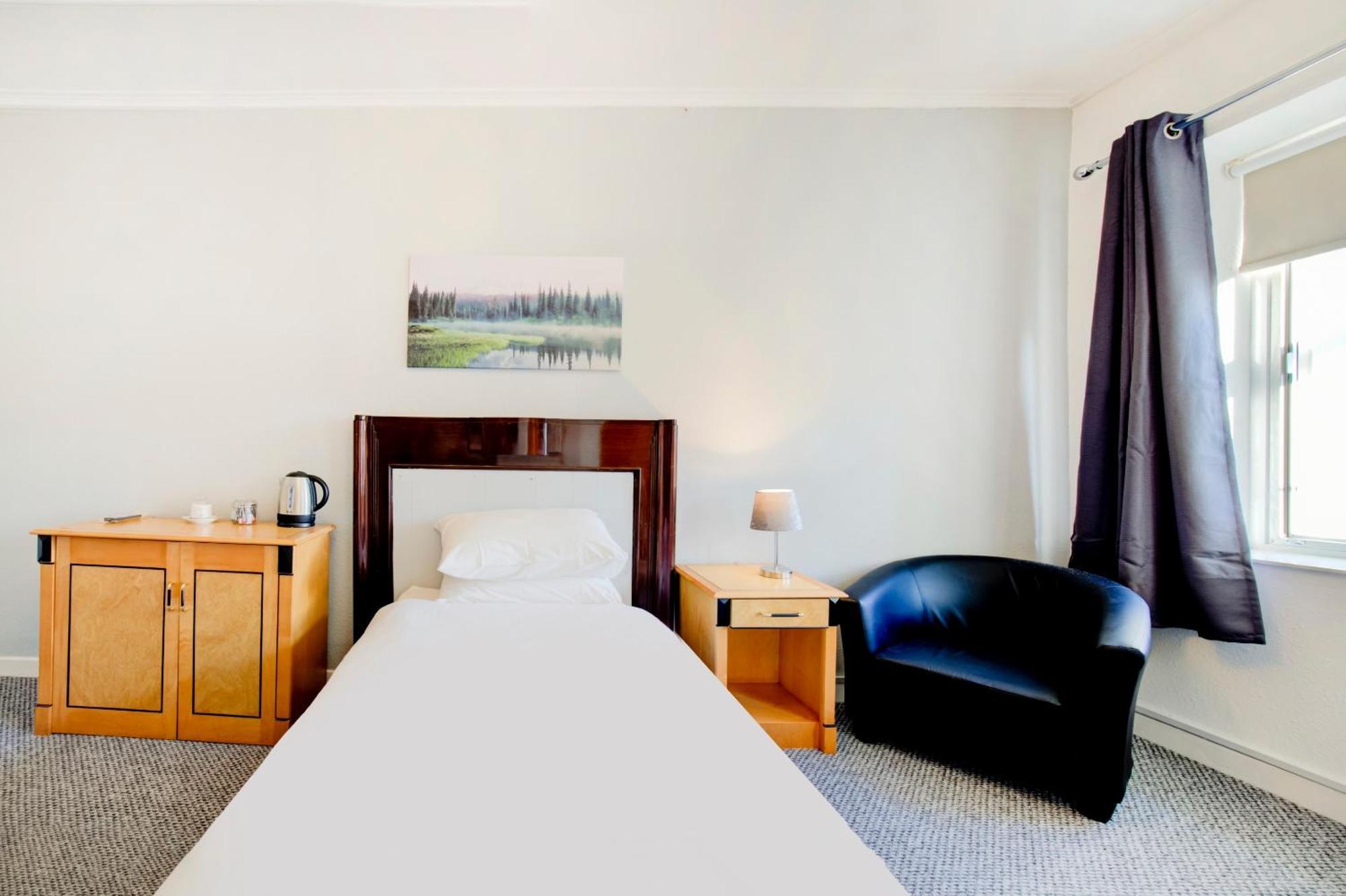 OYO Eastbank Hotel Rothes Buitenkant foto