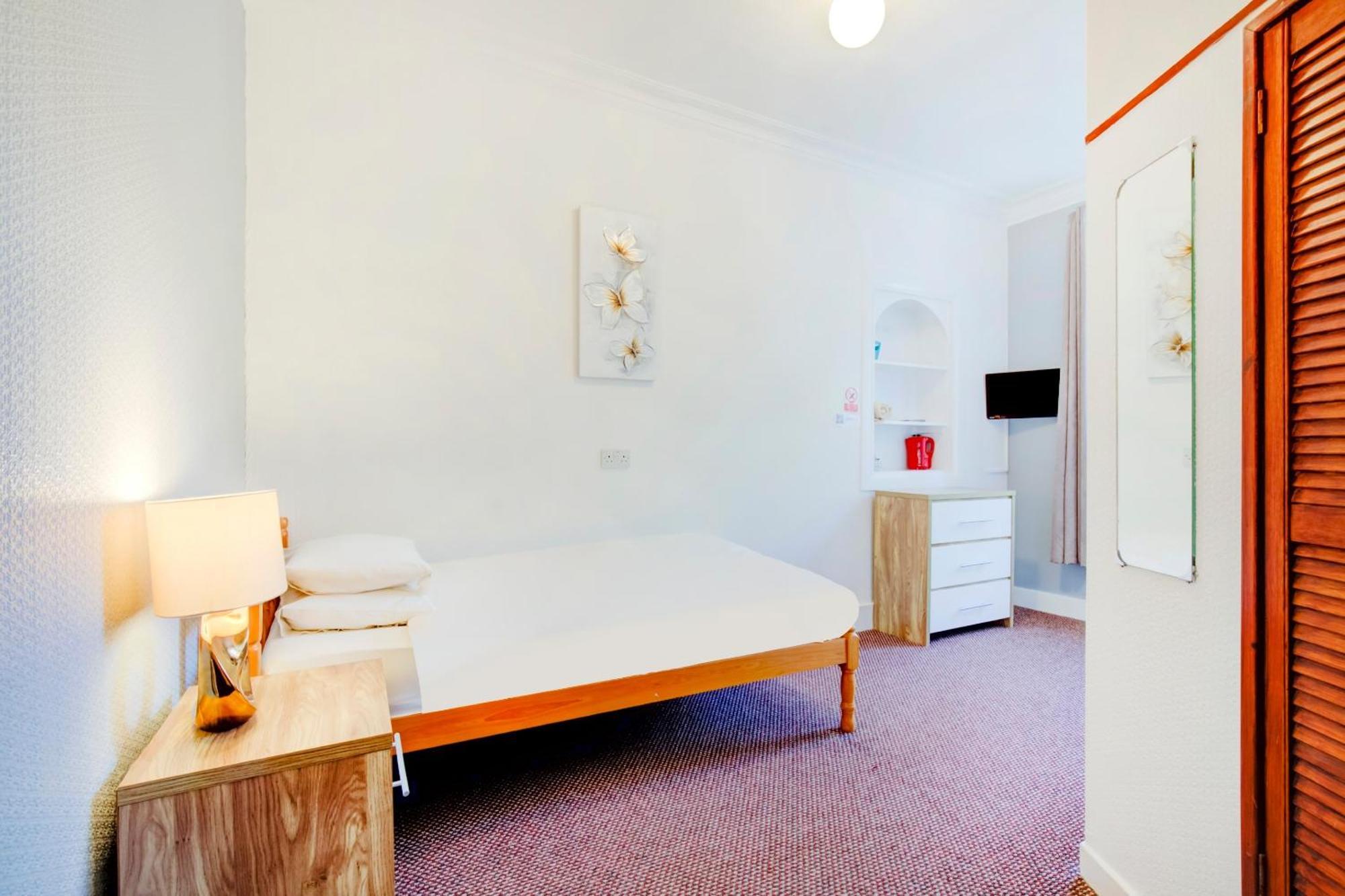 OYO Eastbank Hotel Rothes Buitenkant foto