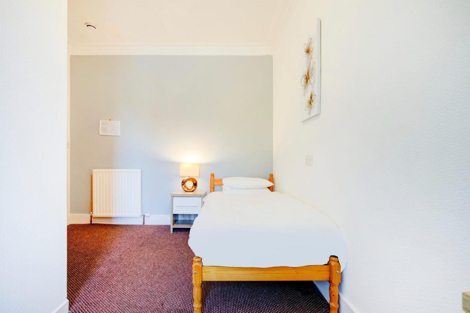OYO Eastbank Hotel Rothes Buitenkant foto