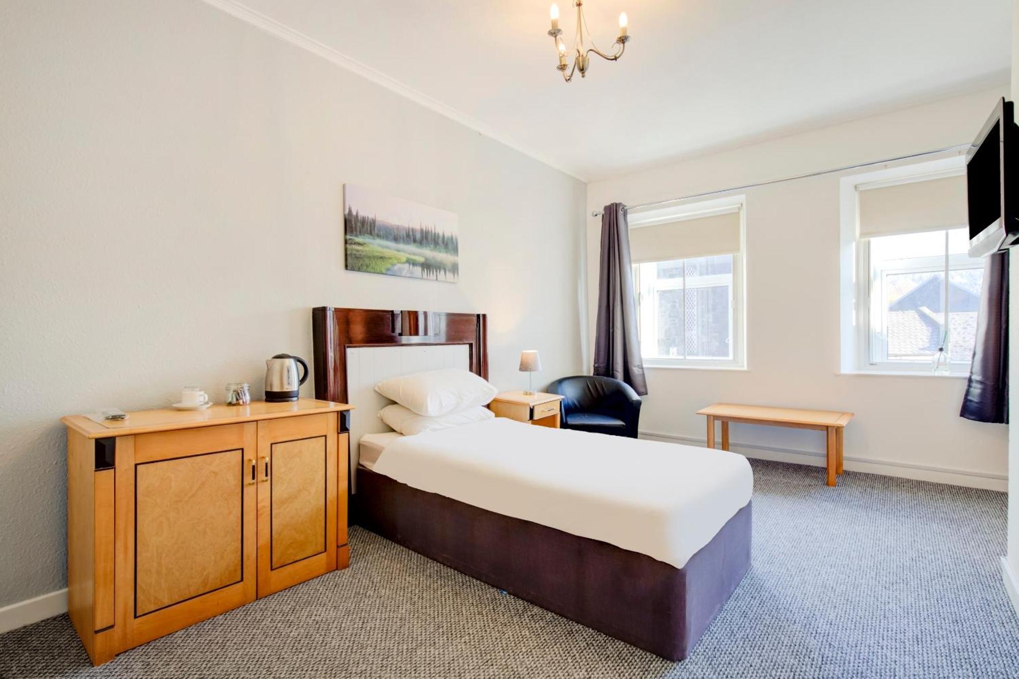 OYO Eastbank Hotel Rothes Buitenkant foto