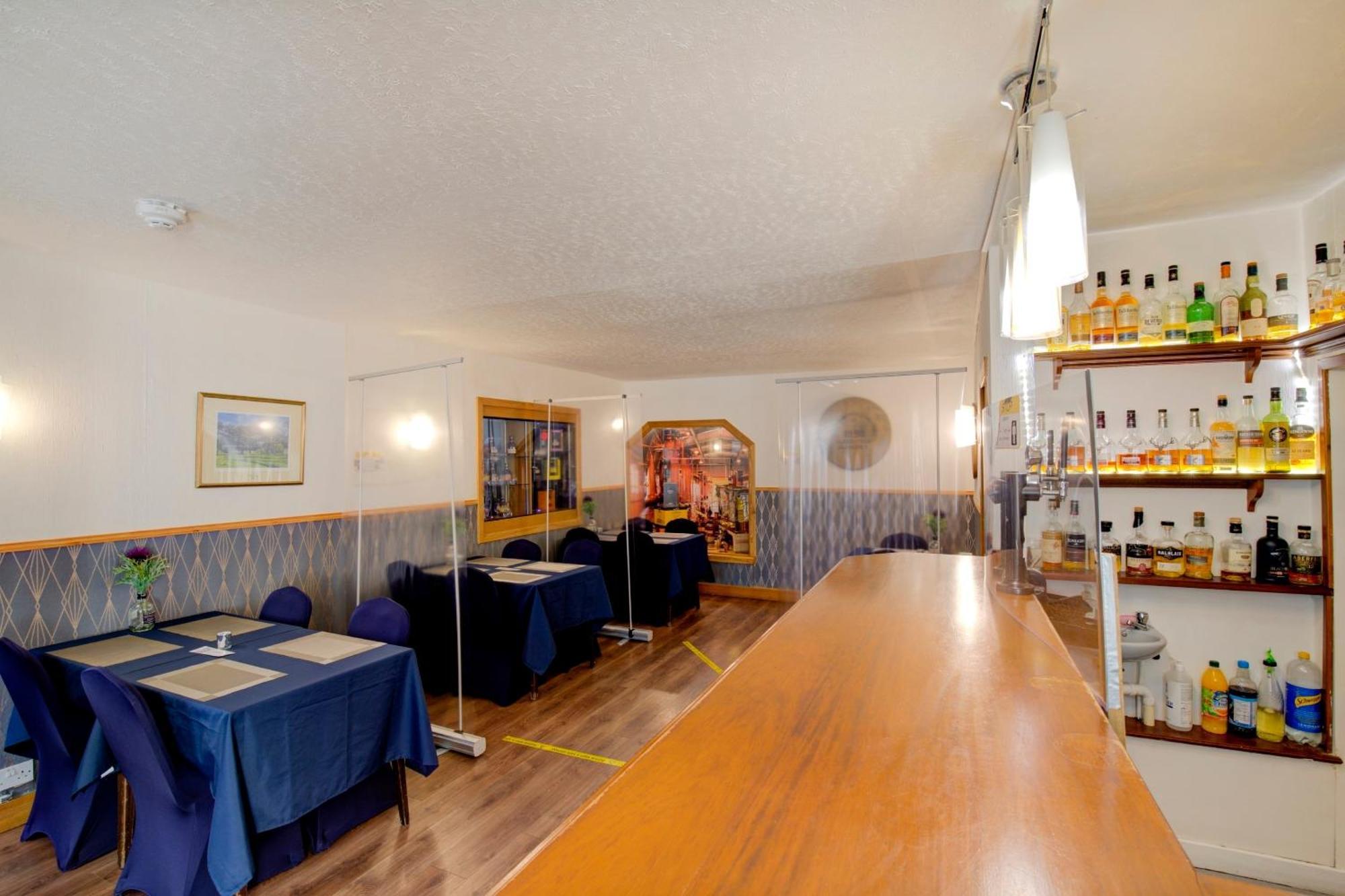 OYO Eastbank Hotel Rothes Buitenkant foto