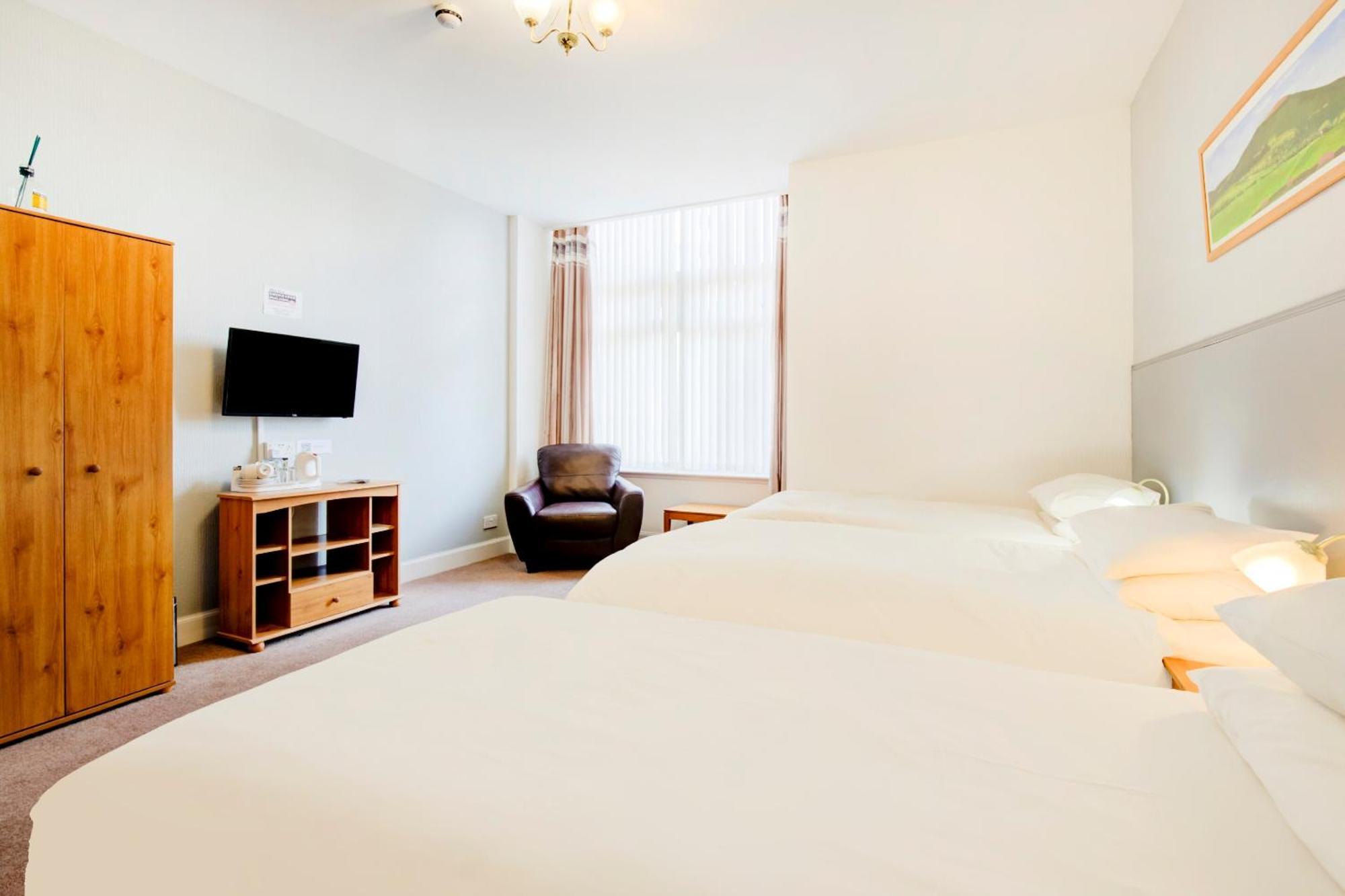 OYO Eastbank Hotel Rothes Buitenkant foto