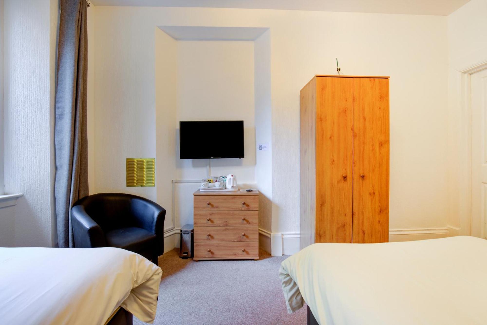 OYO Eastbank Hotel Rothes Buitenkant foto