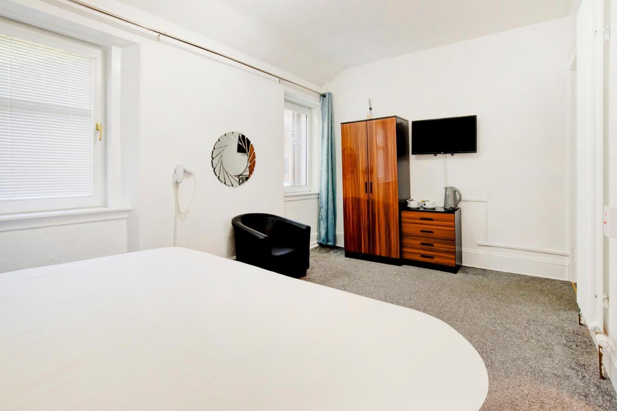 OYO Eastbank Hotel Rothes Buitenkant foto