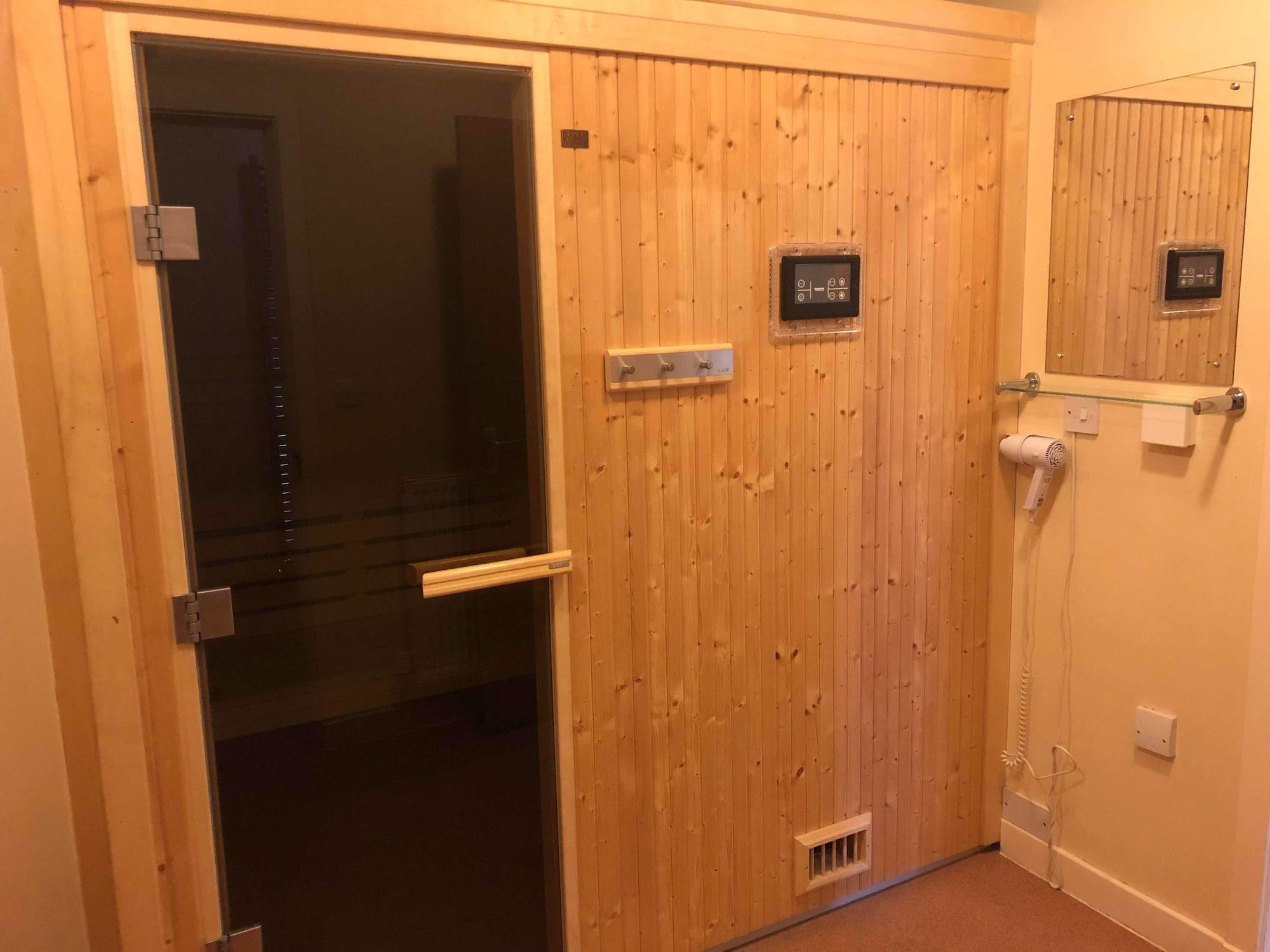 OYO Eastbank Hotel Rothes Buitenkant foto
