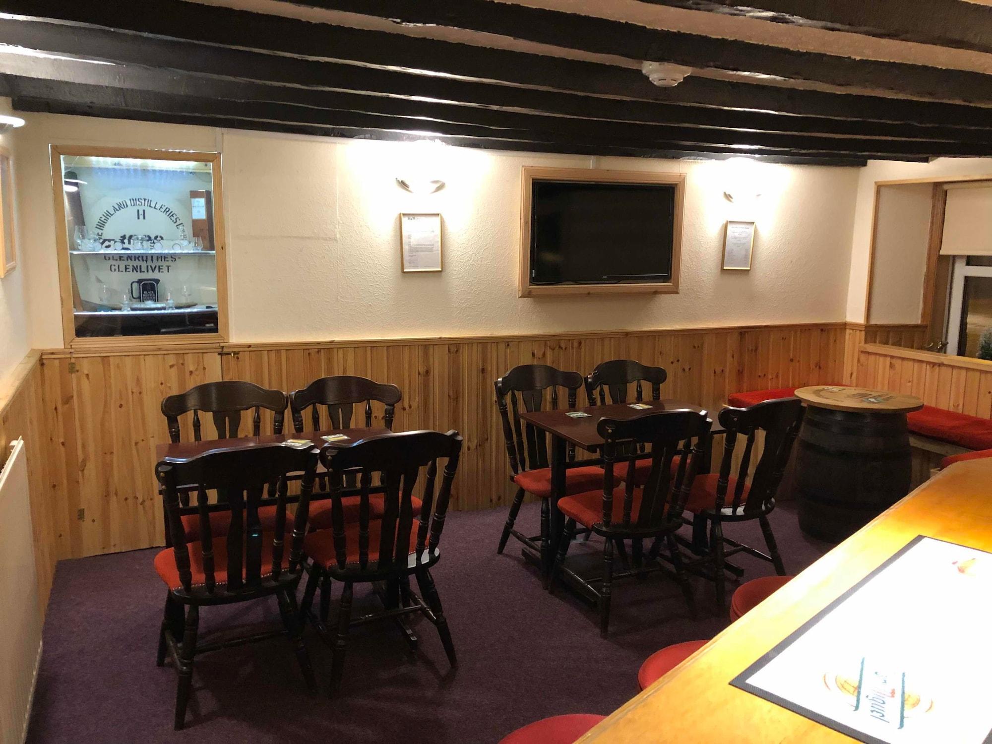 OYO Eastbank Hotel Rothes Buitenkant foto