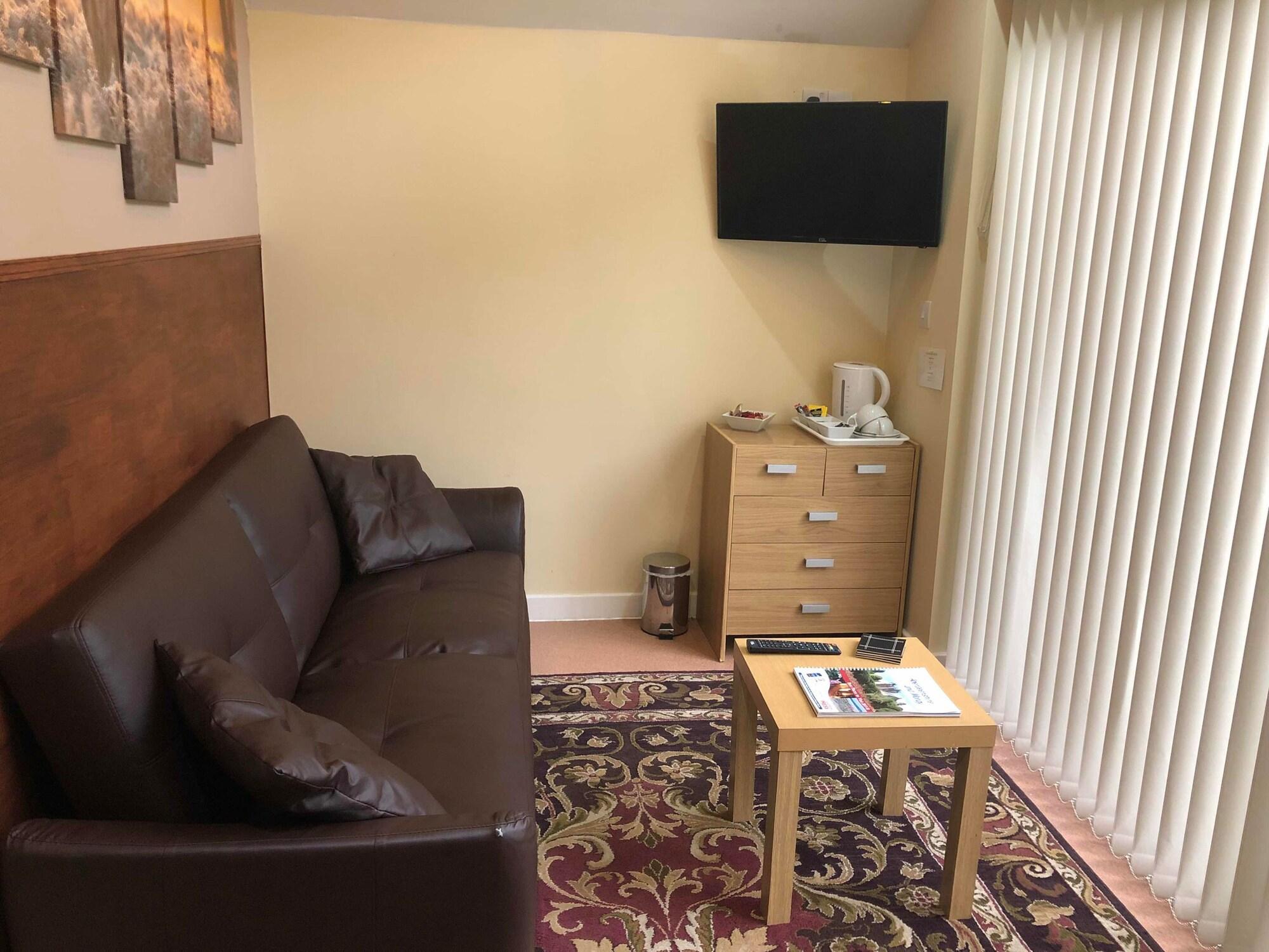OYO Eastbank Hotel Rothes Buitenkant foto